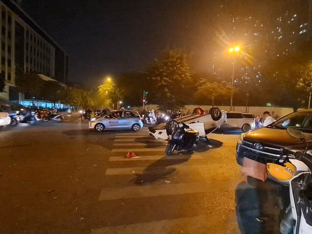 Ha Noi: Sau va cham voi xe may, o to nam ngua tren duong