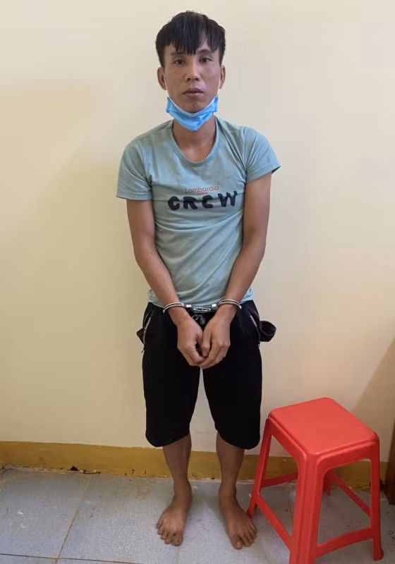 Tại cơ quan Công an, Hiến đã thừa nhận hành vi phạm tội của mình. Theo đó, khoảng 2h ngày 22/10/2021, Mai Văn Hiến đột nhập vào một căn nhà tại thôn 2, xã Nghĩa Trung, huyện Bù Đăng, tỉnh Bình Phước. Trong nhà thời điểm đó chỉ có chị N.Đ.H (SN 1994) và con trai là cháu Đ.M.K (SN 2013) đang ngủ. 