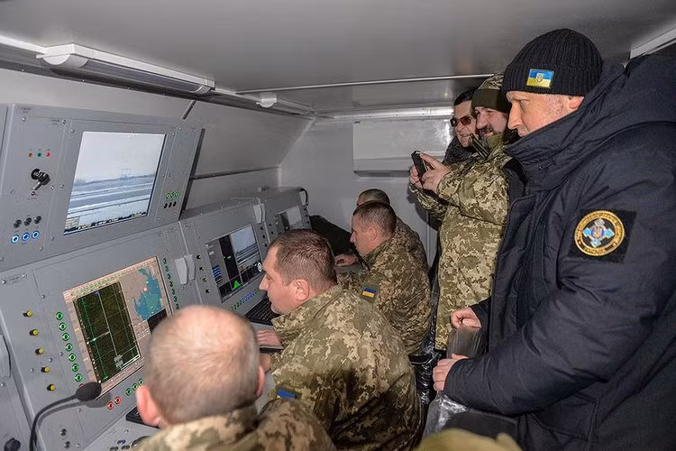 Cây cầu này cũng là cái gai trong mắt giới chức Ukraine. Chính vì nhiều cuộc tập trận mô phỏng phá hủy cây cầu này đã được Kiev thực hiện.