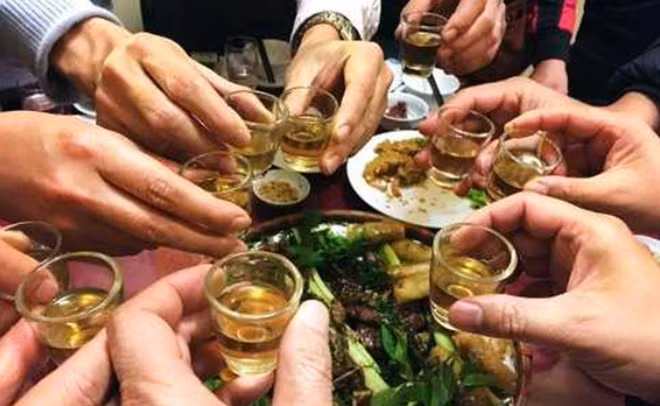 Tại huyện Kông Chro, công an phát hiện có người đàn ông tên Đinh I Ô (35 tuổi) xuất hiện nghi vấn. I Ô là kẻ mới ra tù, rất ít khi ở nhà. Hàng ngày, I Ô hay uống rượu và đi lang thang khắp các nương rẫy. Sau khi bà Đ.A bị sát hại, Đinh I Ô cũng biến mất khỏi địa phương. Công an đã nhiều lần triệu tập, mời làm việc với người đàn ông này nhưng không được. (Ảnh minh họa, nguồn internet) 