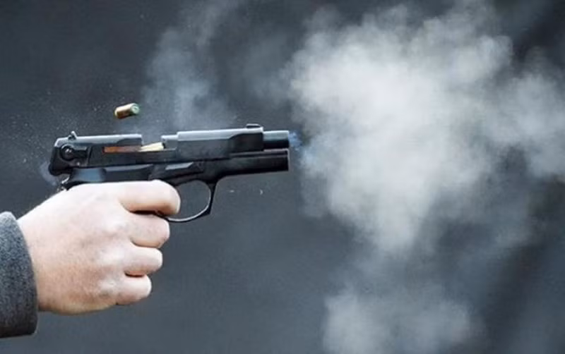 Thấy nhóm trên ô tô đề nghị nói chuyện, chị H. và một số người bỏ chạy. Lập tức, Sáng lái xe đuổi theo đến ngõ 264 đường Ngọc Thụy thì gặp chiếc xe máy chở chị H. Trong đêm tối, Sáng chĩa khẩu súng bắn đạn bi về phía xe máy của đối phương và siết cò. Vụ nổ súng khiến chị H. trúng đạn, được người thân đưa đi cấp cứu, nhưng không qua khỏi. Sau khi gây án, Sáng cùng Quang và Đạt bỏ trốn khỏi hiện trường. (Ảnh minh họa, nguồn internet) 