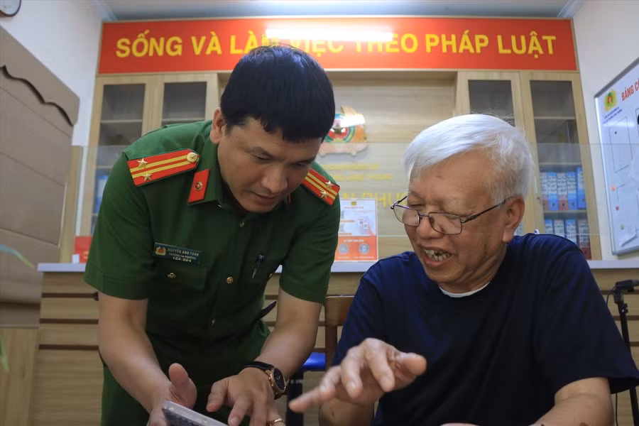 "Quan trọng là việc thực hiện công việc phải khoa học, bài bản và quyết tâm phải cao thì mới đạt được hiệu quả. Bên cạnh đó, việc động viên, phân công cán bộ, chiến sĩ phục vụ nhân dân với cường độ tối đa..." - Trung tá Nguyễn Anh Tuấn chia sẻ và cho biết, bất kỳ người dân nào đến đều được đơn vị hỗ trợ, giúp đỡ. Có những hôm người dân đến lúc 12h đêm, hay vào lúc sáng sớm cán bộ công an phường vẫn sẵn sàng phục vụ... 
