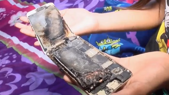 iPhone 6 bat ngo phat no tren tay be gai