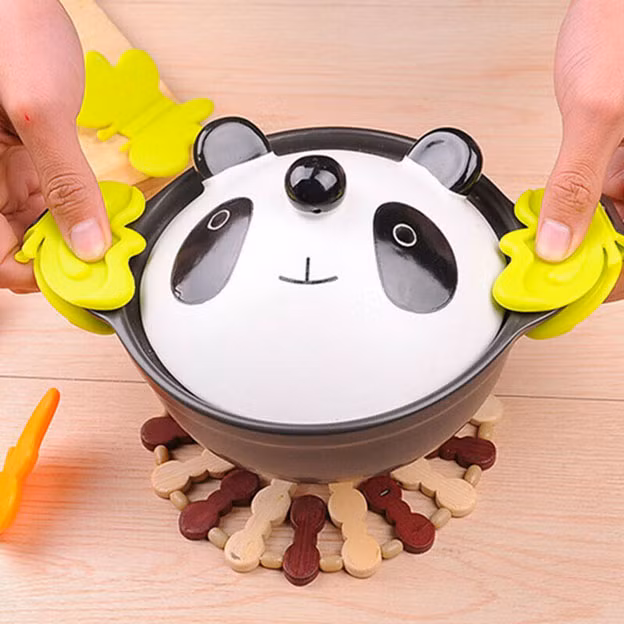 Những tay cầm dễ thương này vừa cách nhiệt, vừa có nam châm để bám giữ chắc chắn vào tay cầm của nồi kim loại, tránh bị trượt tay như khi dùng khăn tay. Xem video "Vợ đâm chết chồng vì bị chê nấu ăn dở". Nguồn VTC14:
