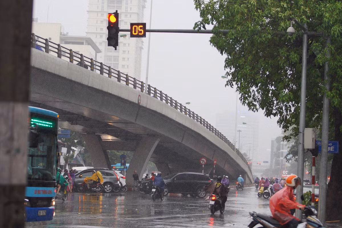 Từ 17h chiều 3/7, nhiều quận huyện ở Hà Nội đã xuất hiện mưa to và gió lớn, cây cối gẫy đổ ngổn ngang đè trúng người đi đường.