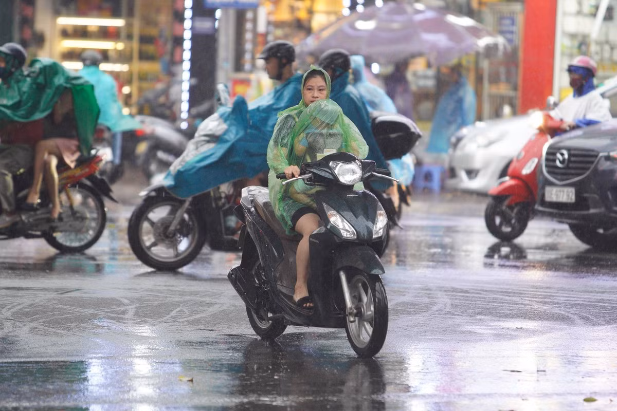 Chủ tịch UBND TP Hà Nội Nguyễn Đức Chung đã ký công điện khẩn gửi các sở, ban ngành, các quận, huyện, thị xã, chỉ đạo công tác phòng chống, ứng phó và khắc phục hậu quả bão số 2.