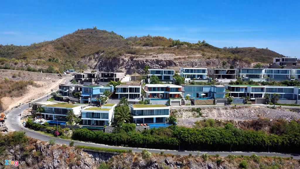 Dự án Anh Nguyễn Ocean Front Villas bao gồm 3 dự án thành phần. Chủ đầu tư xây dựng 203 căn hộ dịch vụ cao cấp Ocean Front Condominium Nha Trang cao 8 tầng, tòa nhà phức hợp Ocean Front AquaMarine Suite Apartment Nha Trang và 79 căn villas theo phong cách Địa Trung Hải. Các căn villas ở đây đang được rao bán với giá hàng triệu USD.