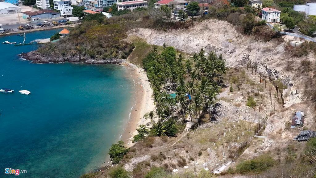 Với diện tích khoảng gần 13,6 ha di tích dinh Bảo Đại, chủ đầu tư là Công ty cổ phần Đầu tư Khánh Hà (liên doanh giữa Tổng công ty Khánh Việt (Khatoco) và Công ty cổ phần Tập đoàn Hà Đô) dự kiến xây nhà hàng, trung tâm hội nghị, bến du thuyền, khách sạn 5 sao 108 phòng và 36 biệt thự để bán. Dự án được UBND tỉnh Khánh Hòa phê duyệt quy hoạch chi tiết vào năm 2013 và giao đất vào năm 2014.