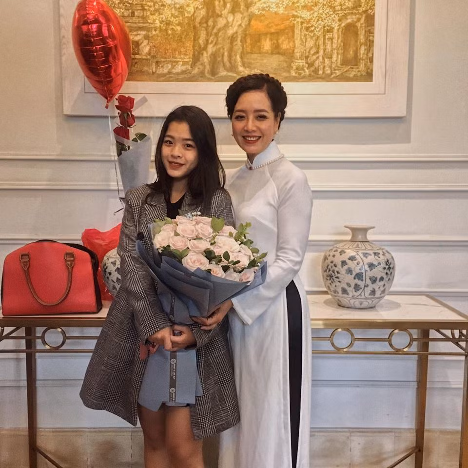 Hồng Khanh thừa hưởng nhiều nét đẹp từ mẹ. Cô bé cũng có năng khiếu ca hát thừa hưởng từ bố.