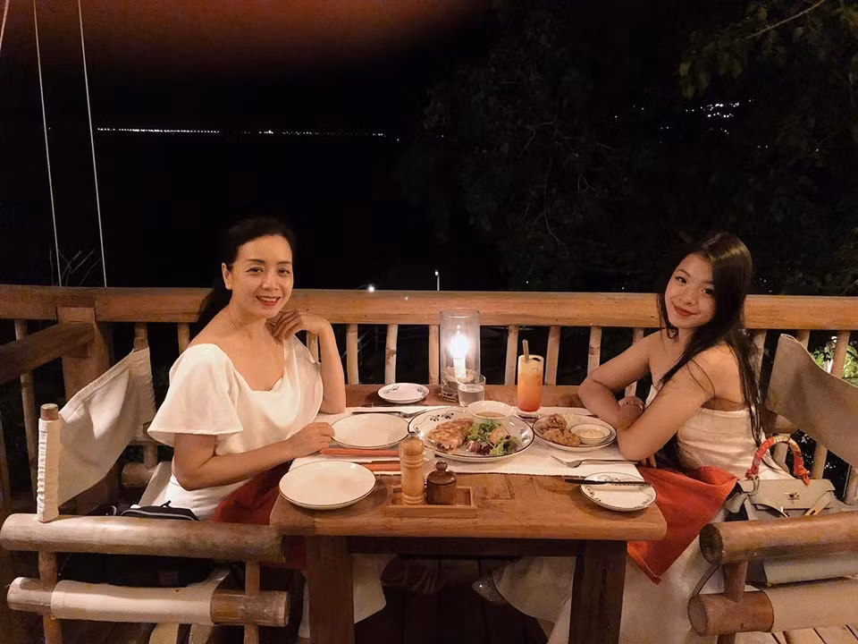 Cô bé mũm mĩm ngày nào giờ đã trở thành thiếu nữ. Chiều Xuân vô cùng gần gũi và thân thiết với con gái út. Hai mẹ con thường xuyên chia sẻ hình ảnh và những câu nói tình cảm trên mạng xã hội.