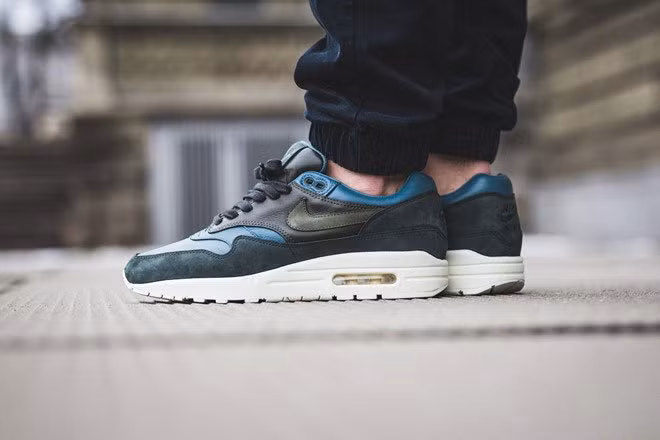 Đế giày Nike Air. Giày của phi hành gia trên Mặt Trăng có một lớp đệm để giảm chấn, đồng thời vẫn phải đảm bảo độ vững vàng để đảm bảo an toàn khi đi trên bề mặt toàn đá và bụi. Kỹ sư Al Gross làm việc trong nhóm nghiên cứu về giày nhận ra thiết kế này có thể ứng dụng vào ngành giày dép. Thay vì lớp nhựa thông thường, Gross nghĩ ra cách dùng các loại xốp để đưa vào đế giày, kết hợp với lớp đế trên chắc chắn, chịu được lực. Kỹ sư hàng không Frank Rudy đã tiếp cận Nike vào năm 1979 để đưa ra sáng chế tương tự, sau này trở thành đế giày Nike Air danh tiếng. (Ảnh: SneakerMag).