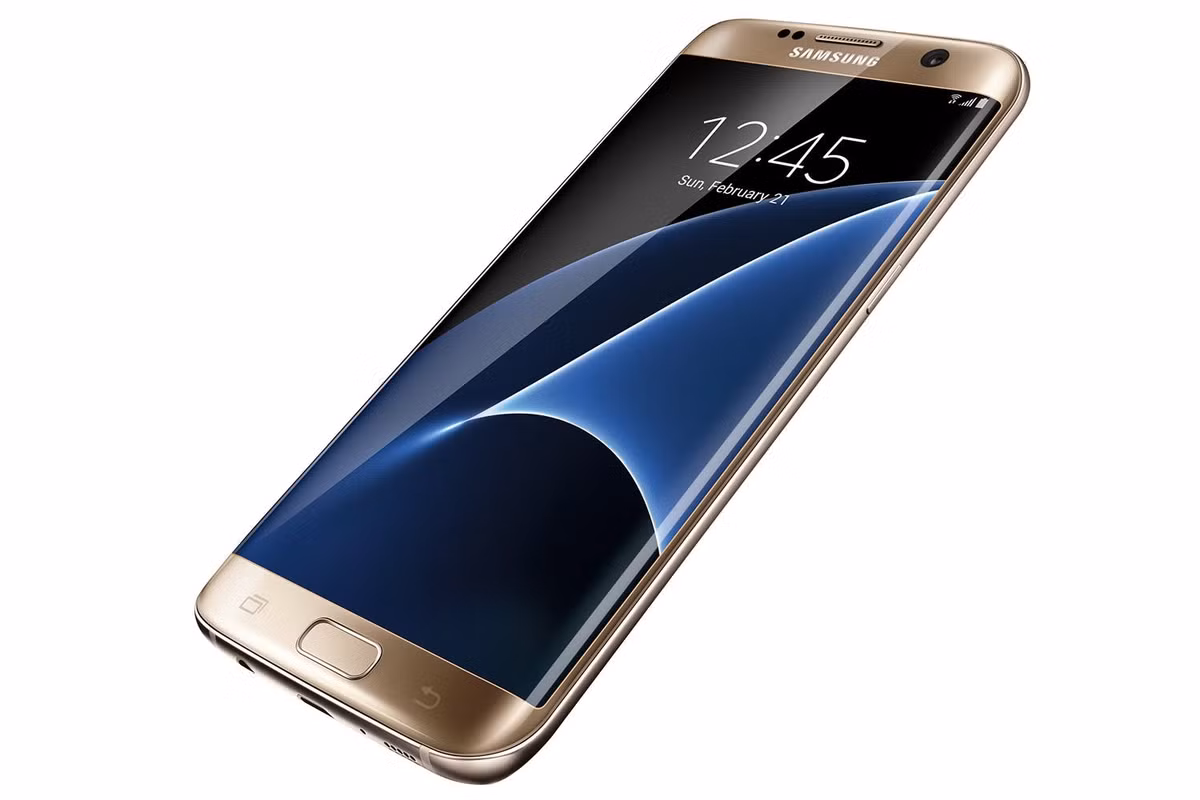Điều gây ấn tượng nhất với người dùng trên Samsung Galaxy S7 là bề mặt sáng bóng. Hơn nữa, các thông số kỹ thuật và tính năng tương tự Galaxy S7 edge khiến nó trở thành sản phẩm được nhiều khách hành tin dùng.