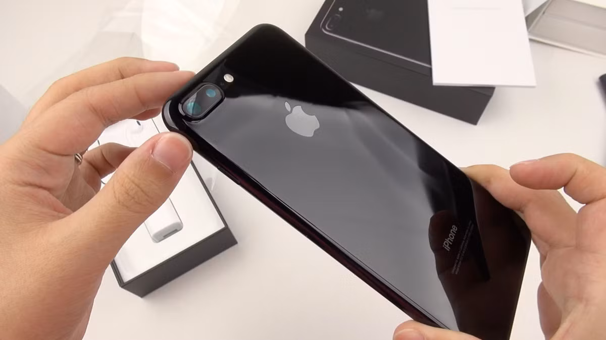 Cái tên tiếp theo là iPhone 7 phiên bản Jet Black. Đây được xem là mẫu điện thoại bền bỉ và có vẻ ngoài " trường tồn với thời gian". iPhone 7 phiên bản Jet Black mang đến cảm giác hoàn toàn khác lại cho người dùng với mặt lưng bằng kính bóng bẩy cùng thân nhôm nguyên khối.