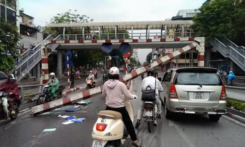 8. Xe ô tô khách húc bay thanh chắn cầu vượt ở Hà Nội Khoảng 6h30 ngày 12/6, ô tô khách BKS 29B - 05326 khi lưu thông trên đường Tây Sơn – hướng Ngã Tư Sở, đi tới cầu vượt Thái Hà – Tây Sơn đã bất ngờ húc đổ thanh sắt chắn hạn chế chiều cao và làm thanh chắn rơi xuống đường. Nhiều người đi phía sau xe ô tô đã hoảng sợ, giao thông bị ùn tắc nghiêm trọng.
