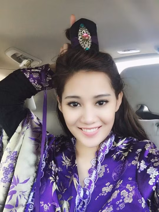 Một bức ảnh trong hậu trường hóa thân thành Lý Mạc Sầu của Milan.