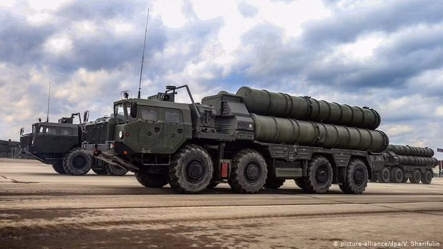 Mặt khác Thổ Nhĩ Kỳ nhận ra rằng nếu S-400 Triumf chính thức trực chiến, Mỹ sẽ ngay lập tức áp dụng biện pháp trừng phạt lên Ankara, điều này sẽ gây ảnh hưởng rất lớn đến nền kinh tế của họ nhất là đang trong thời điểm khó khăn.