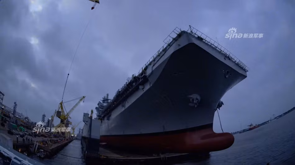 USS Tripoli dự kiến được sử dụng để vận chuyển và đổ bộ các đơn vị hoặc các lữ đoàn lính thủy đánh bộ (MEU hoặc MEB) cùng với tổ hợp phi cơ và tàu đổ bộ. Ngoài ra, nó còn có khả năng mang được tới 1.871 quân cùng với 1.204 thủy thủ.