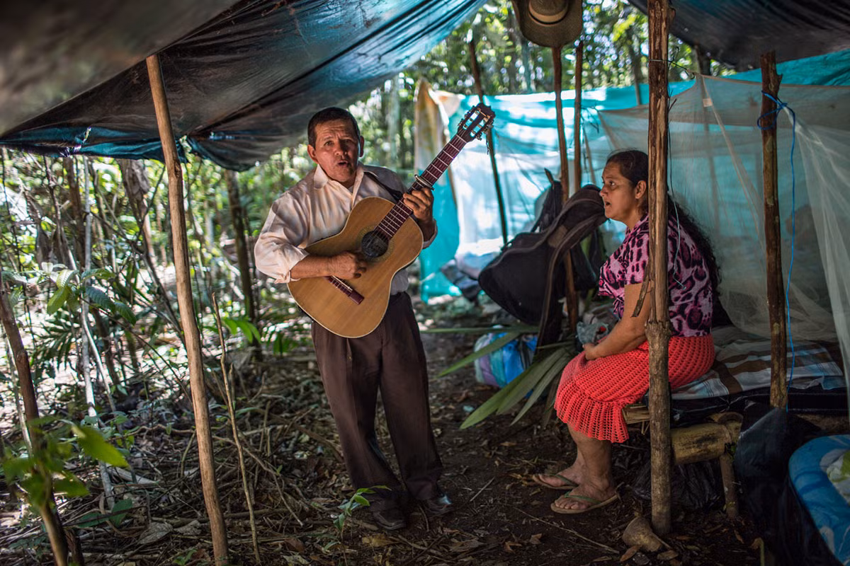 Nhiều người tới tham gia buổi lễ này mang theo thông điệp hòa bình gửi gắm tới FARC, cùng nhau ca hát như ảnh trên. Hôm 30/11/2016, lưỡng viện trong Quốc hội Colombia đã chính thức thông qua Thỏa thuận hòa bình sửa đổi giữa chính phủ và Lực lượng Vũ trang Cách mạng Colombia (FARC). Ảnh AJ