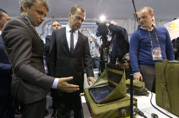 Ông Medvedev tại gian hàng trưng bày các khí tài hỗ trợ chiến đấu.