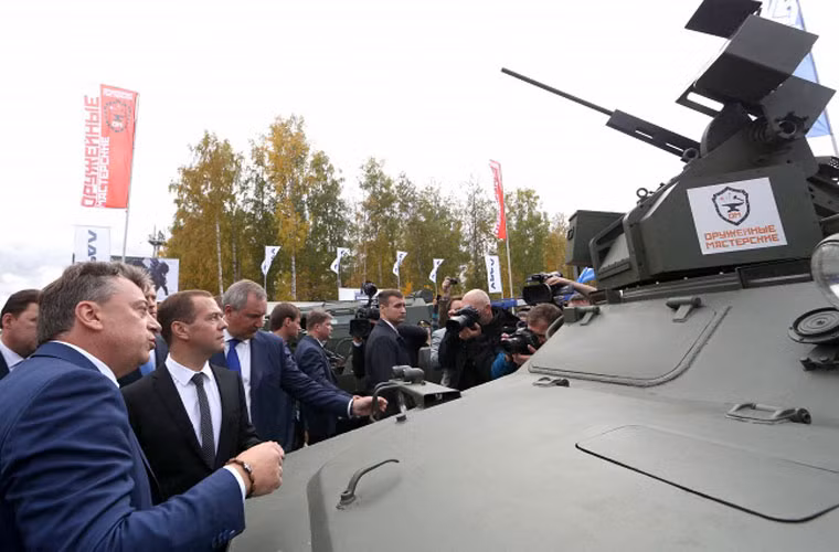 Ông Medvedev đang nghe giới thiệu về module chiến đấu tự động lắp trên khung bệ một loại xe bọc thép.