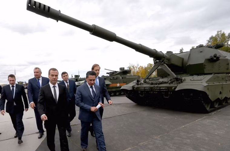Thủ tướng Medvedev bước qua vị trí trưng bày cỗ pháo tự hành thế hệ mới 2S35 Koalitsiya SV.