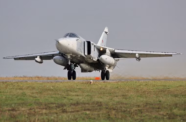 Máy bay Su-24 dang rộng cánh bắt đầu lao lên trời.