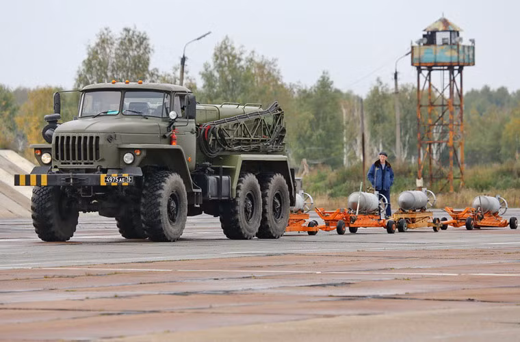 Các xe chở bom đang được chuyển tới vị trí máy bay Su-24 đậu.