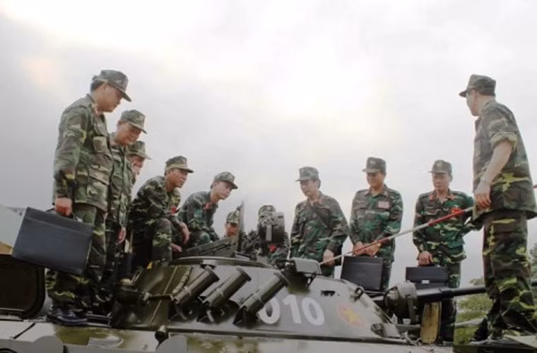 So với BMP-1, BMP-2 được cải tiến về mặt hỏa lực với trang bị pháo tự động 2A42 cỡ 30mm thay cho pháo 73mm. Dẫu vậy, trong chiến chiến tranh hiện đại, xe chiến đấu bộ binh BMP-2 được đánh giá là đã lạc hậu cả về giáp bảo vệ và hỏa lực. Chính vì vậy, trên thế giới đã xuất hiện nhiều gói nâng cấp BMP-2, mà gần đây nhất tại triển lãm Army-2015, Cục thiết kế KBM đã giới thiệu chương trình hiện đại hóa BMP-2M Berezhok. Đó là một trong những giải pháp lý tưởng mà Việt Nam có thể tham khảo nếu muốn hiện đại hóa BMP-2.