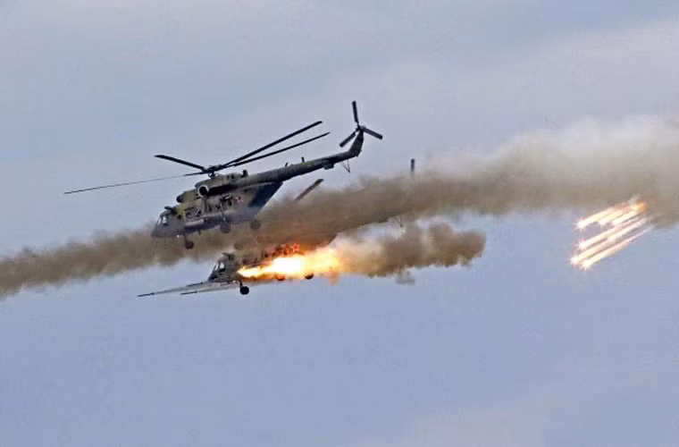 Trực thăng tấn công Mi-8AMTSh phóng pháo sáng, rocket hoành tráng trên không.
