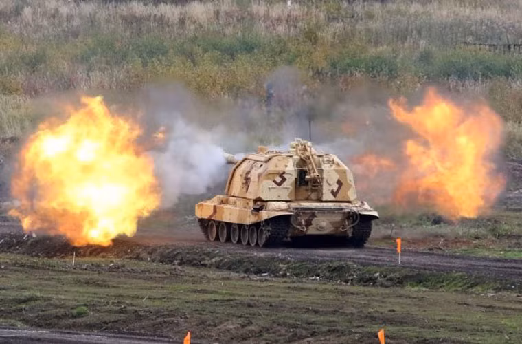 Bên cạnh các xe tăng – thiết giáp Armata, Kurganets, Quân đội Nga còn giới thiệu loạt vũ khí tối tân đang sử dụng bằng màn phô diễn hỏa lực hoành tráng. Ảnh: Lựu pháo tự hành 2S19M2 MSTA-S khai hỏa pháo 152mm.