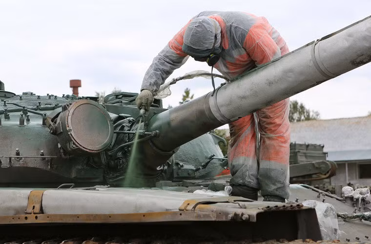 “Áo mới đang được mặc lại cho T-72”.