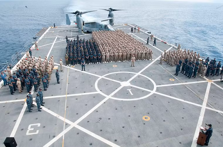 Tàu đổ bộ USS New York có thể đáp ứng việc đổ quân đánh chiếm bờ biển bằng phương tiện lội nước và máy bay. Con tàu được thiết kế với một sân đáp máy bay cỡ lớn ở phía sau cho phép mang đến 16 máy bay các loại.