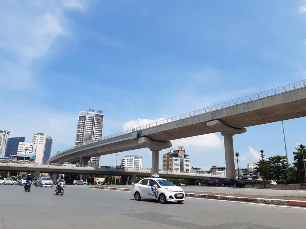 Nếu như trước đó, thời gian được khởi công từ tháng 9/2010 và dự kiến hoàn thành vào tháng 9/2017, thì với điều chỉnh này, dự án được thực hiện từ năm 2009-2022 trong đó đưa vào khai thác vận hành đoạn trên cao vào tháng 4/2021, vận hành toàn tuyến vào tháng 12/2022. (Ảnh: Người Đồng Hành).