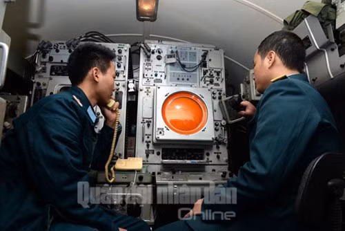 Nhân viên đài ra đa P12 theo sát, quản lý liên tục hoạt động của máy bay trên không.