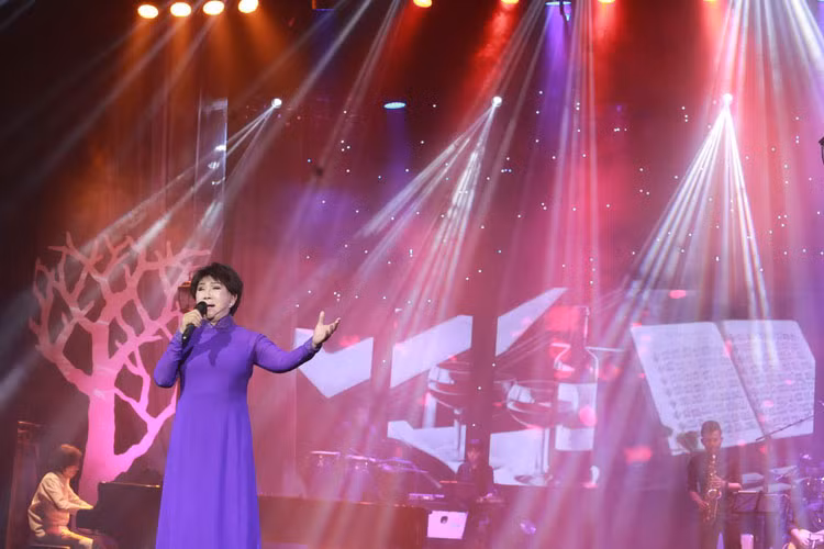 Tuan Ngoc phieu cung Le Thu trong dem nhac Ngo Thuy Mien-Hinh-2