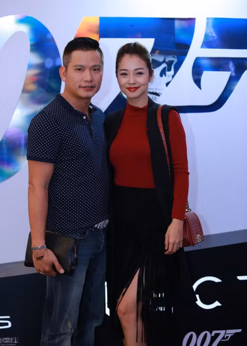 Tối 4/11, tại HN và TP HCM đã diễn ra họp báo ra mắt bộ phim "Spectre: 007". Đây là tập phim thứ 24 về chàng điệp viên 007 vừa đạt doanh thu kỷ lục hơn 80 triệu USD sau một tuần công chiếu ở thị trường châu Âu. Vợ chồng Jennifer Phạm tình cảm trong sự kiện.