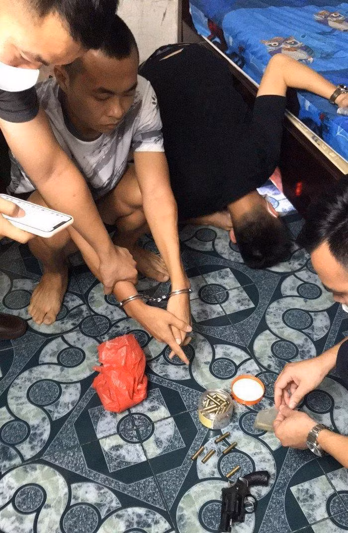  Triệt phá đường dây cá độ bóng đá: Ngày 16/7, Công an tỉnh Quảng Ninh đã triệt phá đường dây cá độ bóng đá tại TP Cẩm Phả, Quảng Ninh do Nguyễn Minh Chiến (32 tuổi, trú TP Cẩm Phả) cầm đầu. Theo điều tra, Chiến và đồng bọn đã sử dụng tổng số tiền trên 200 triệu đồng để đánh bạc.