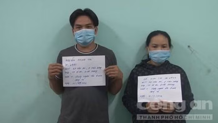  Cặp vợ chồng "thông" chốt kiểm dịch, dùng búa đánh Công an: Nguyễn Minh Trí (SN 1983) và Hồ Kim Chi (SN 1977, cùng trú TP Dĩ An, Bình Dương) đi qua chốt kiểm dịch nhưng không chịu khai báo y tế, Chi đã dùng búa đánh vào lưng một chiến sỹ Công an. Ngày 17/7, 2 người này bị CA TP Dĩ An tạm giữ.