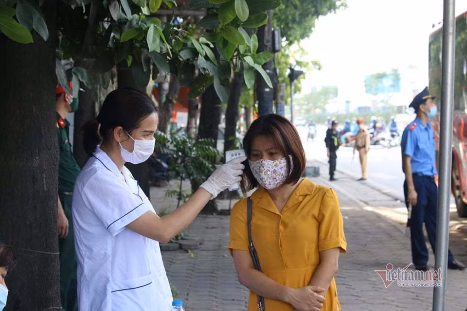 Tại đây lực lượng chức năng chủ yếu dừng các phương tiện là xe chở khách. Đối với tất cả hành khách và lái xe sẽ được kiểm tra, lấy tờ khai y tế. Cán bộ CSGT tại chốt cho biết, chốt chỉ bị tắc nhẹ khoảng 30 phút vào giờ cao điểm. Trung tâm y tế huyện Gia Lâm sẽ lấy mẫu test nhanh ngẫu nhiên hành khách và lái xe trên các chuyến xe khách. Theo cán bộ y tế, lái xe được lấy mẫu phải đợi từ 20-30 phút để lấy kết quả. Nếu âm tính sẽ được đi ngay.