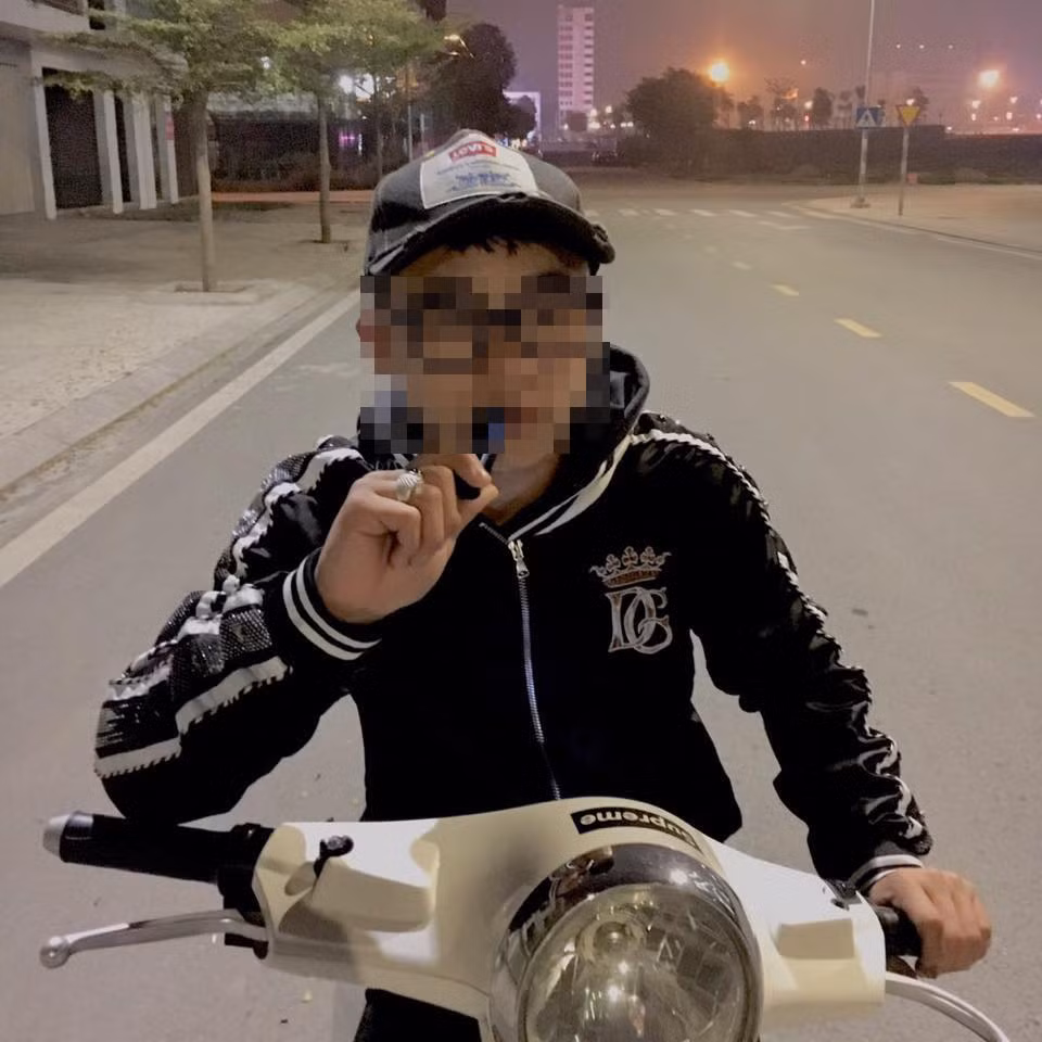 Ngay sau khi được chia sẻ, đoạn clip khiến cộng đồng mạng bức xúc. Nhiều người bình luận mong cơ quan chức năng sớm tìm được danh tính nam thanh niên áo đen và xử lý nghiêm theo quy định pháp luật.