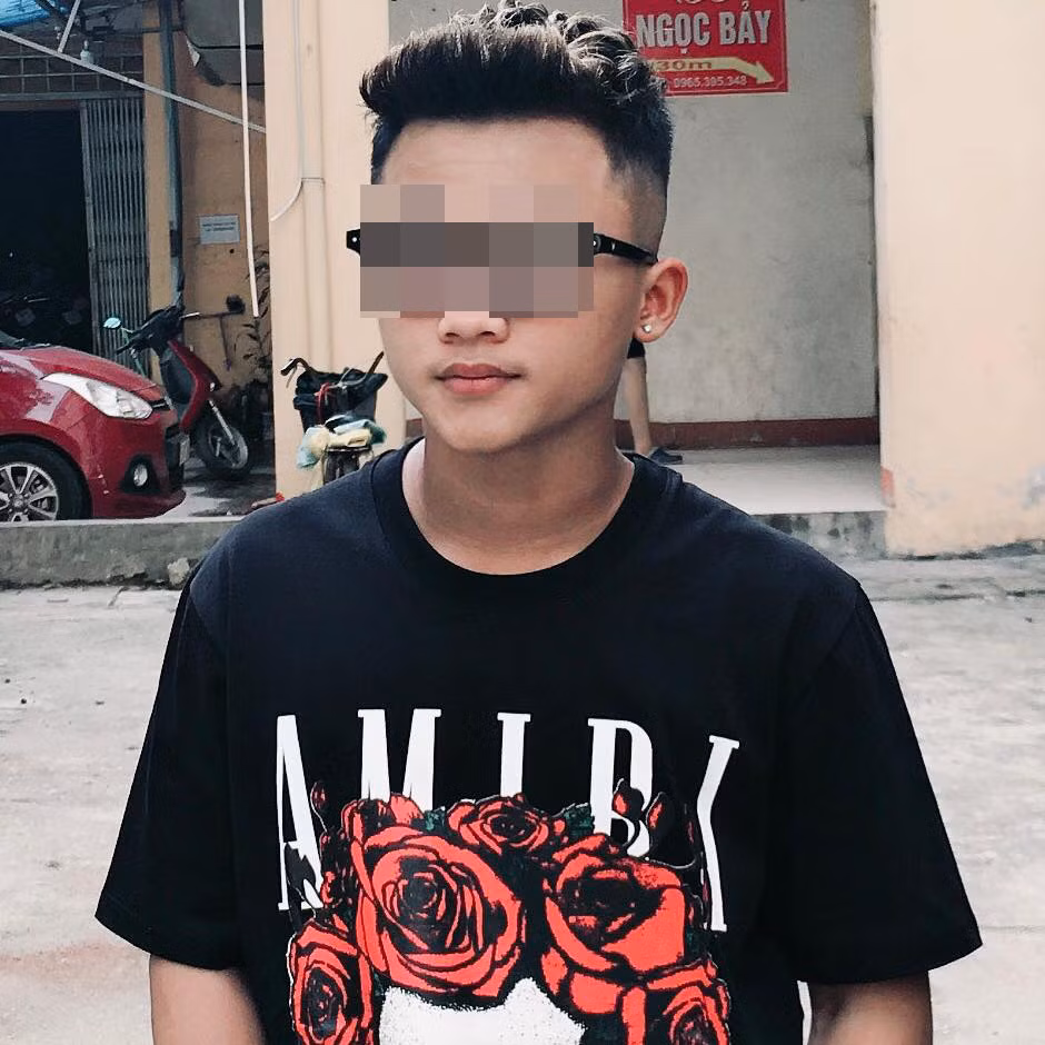 Qua điều tra, bước đầu xác định, vụ nam sinh hành hung dã man bé trai xảy ra khoảng 16h30 ngày 24/6, tại khu vực đường bê tông gần trường THCS Tiên Cát (tổ 29, phường Tiên Cát), Đào Tiến Mạnh (sinh ngày 27/12/2005, trú tại khu Lăng Cẩm, phường Gia Cẩm, TP Việt Trì) dùng gậy bằng kim loại vụt vào người và dùng chân đá vào mặt cháu Nguyễn Quốc T. 