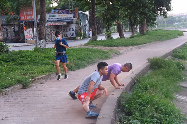 Nhiều người bỏ khẩu trang khi tập thể dục. 