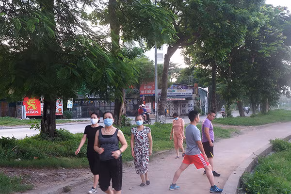 Rất đông người dân tích cực tập thể dục bất chấp lệnh tạm dừng.