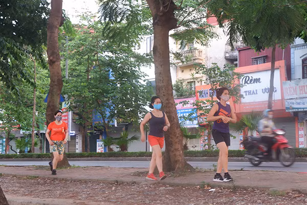 Nguoi dan chu quan, bo khau trang tap the duc giua dich COVID-19