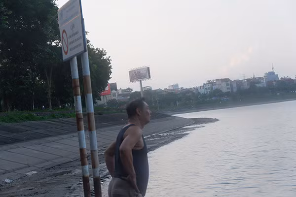 Nhiều người không đeo khẩu trang khi tập thể dục buổi sáng. 