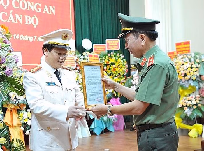 Vừa qua (14/7), tại Công an tỉnh Đắk Nông, Bộ Công an tổ chức Lễ công bố quyết định của Bộ trưởng Bộ Công an về công tác cán bộ. Thừa ủy quyền, Trung tướng Trần Quốc Tỏ, Ủy viên Trung ương Đảng, Thứ trưởng Bộ Công an tới dự và trao quyết định. (Thứ trưởng Trần Quốc Tỏ trao quyết định cho đại tá Bùi Quang Thanh)
