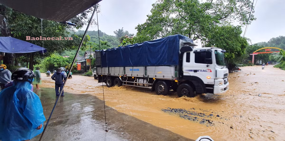 Điểm ngập lụt tại Km135 + 500, Quốc lộ 4D qua địa bàn xã Đồng Tuyển, thành phố Lào Cai khiến giao thông bị ách tắc. (Ảnh: Báo Lào Cai) 