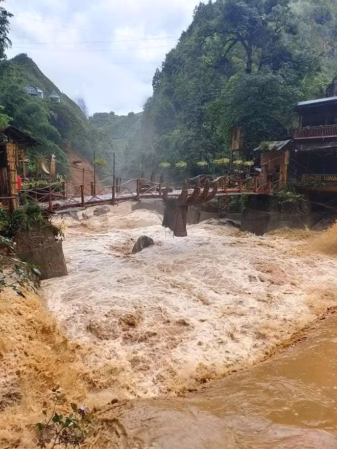 Nước lũ cuốn trôi 3 cây cầu bắc qua suối Mường Hoa ở Khu du lịch Cát Cát. 