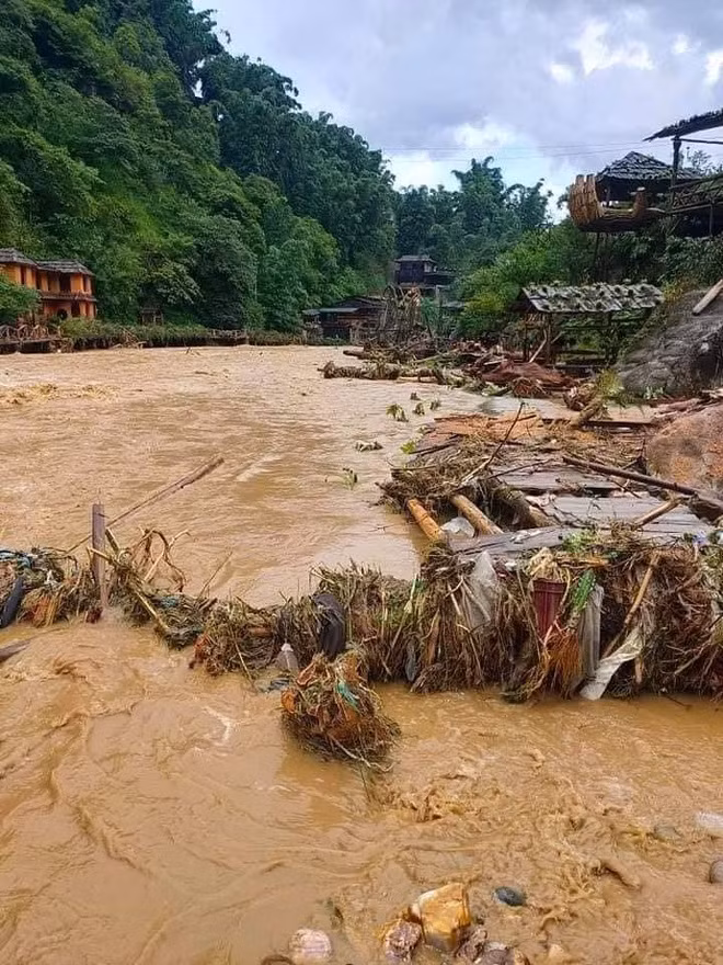 Tại khu vực sạt lở, đất đá từ trên cao trôi tràn xuống.