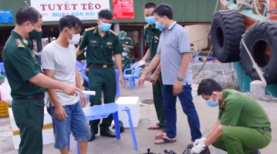  Chủ tàu cá giấu 45kg thuốc nổ: Ngày 15/7, Bộ chỉ huy Bộ đội Biên phòng tỉnh Bà Rịa - Vũng Tàu cho biết đang tạm giữ 1 tàu cá cùng chủ tàu là ông Trần Danh Thuận (SN 1976, trú tại Nghệ An). Qua kiểm tra, lực lượng chức năng thu giữ 45kg thuốc nổ và 2 cuộn dây cháy chậm. 